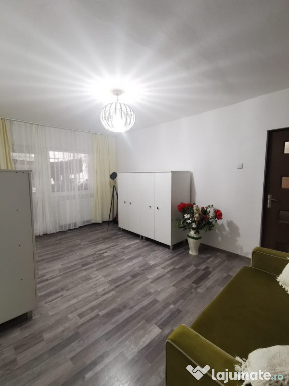 Apartament 3 camere , etaj 1, zona Piata Centrala