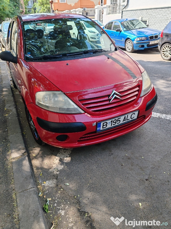 Citroen c3 de culoare roșu