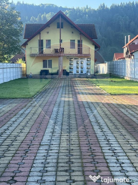 Casă / Vilă cu 10 camere de vânzare in Moieciu de Jos
