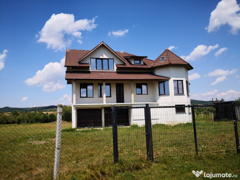 Casă P+1+M, 350 mp,teren 70 arii, la 9 km de Bistrița