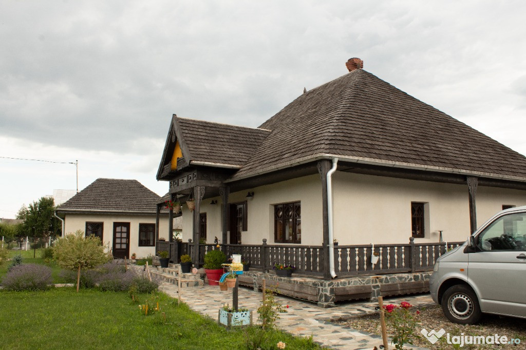 Casă tradițională renovată (2023), 3 anexe, 22.696 mp teren, Leghin,