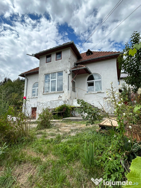 Casă 4 camere, 701 mp teren – Câmpulung, vedere superbă