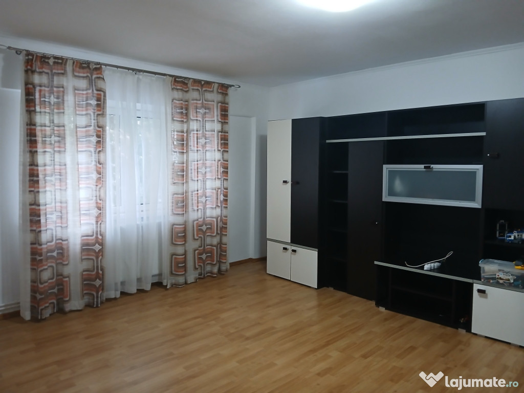 Ofer spre închiriere apartament la vila