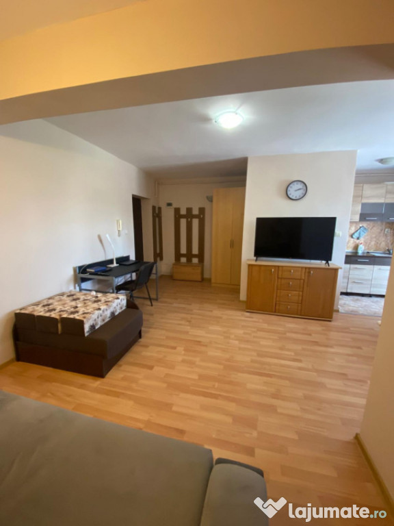 Garsonieră tip studio, 30 mp, balcon 6 mp, mobilată și ut