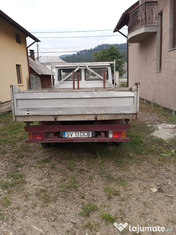 Autoutilitara basculabila pe trei parti.