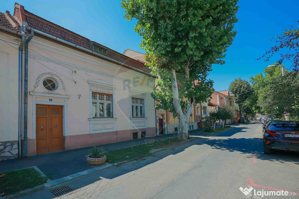 Casă evreiască interbelică, singur în curte, de vânz...