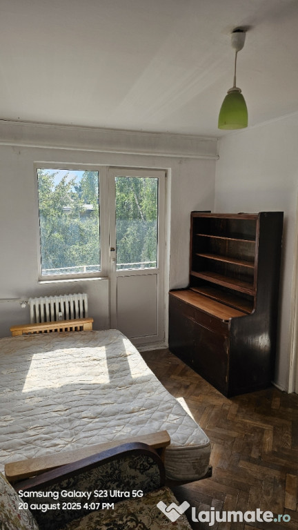 Ofer spre închiriere apartament 2 camere în spatele liceului sportiv