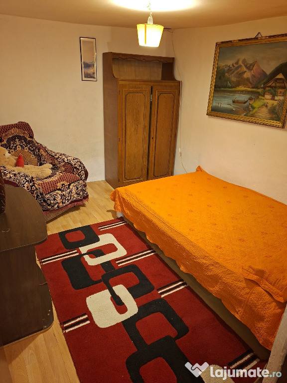 Închiriez 2 camere la curte