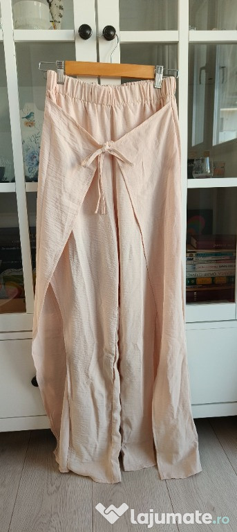 Pantaloni crem cu fante laterale