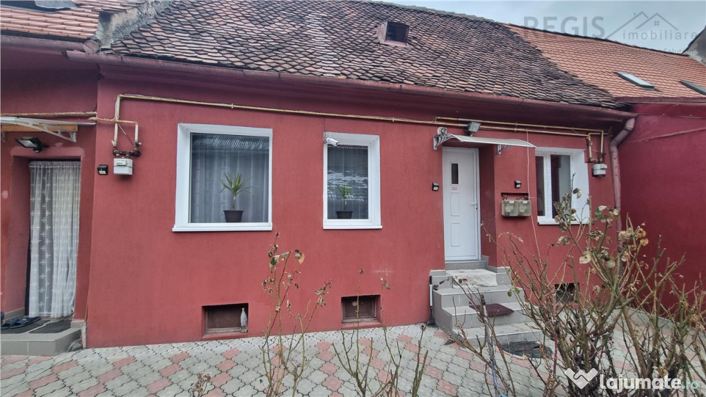 Studio la casa , zona strazii Lunga