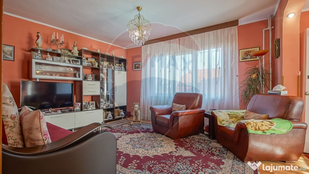 Casă spațioasă și practică, aproape natură si oraș...