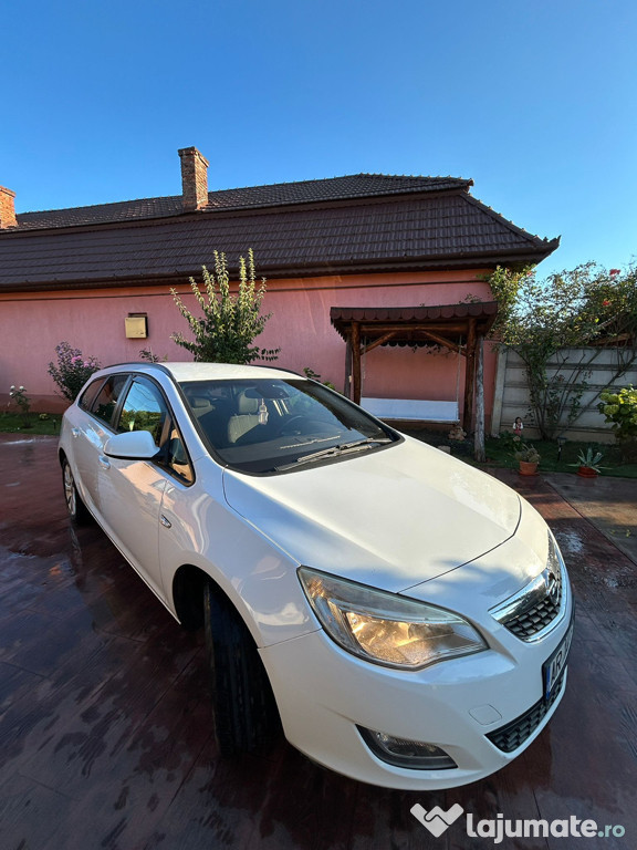 De vânzare Opel Astra J - 2011