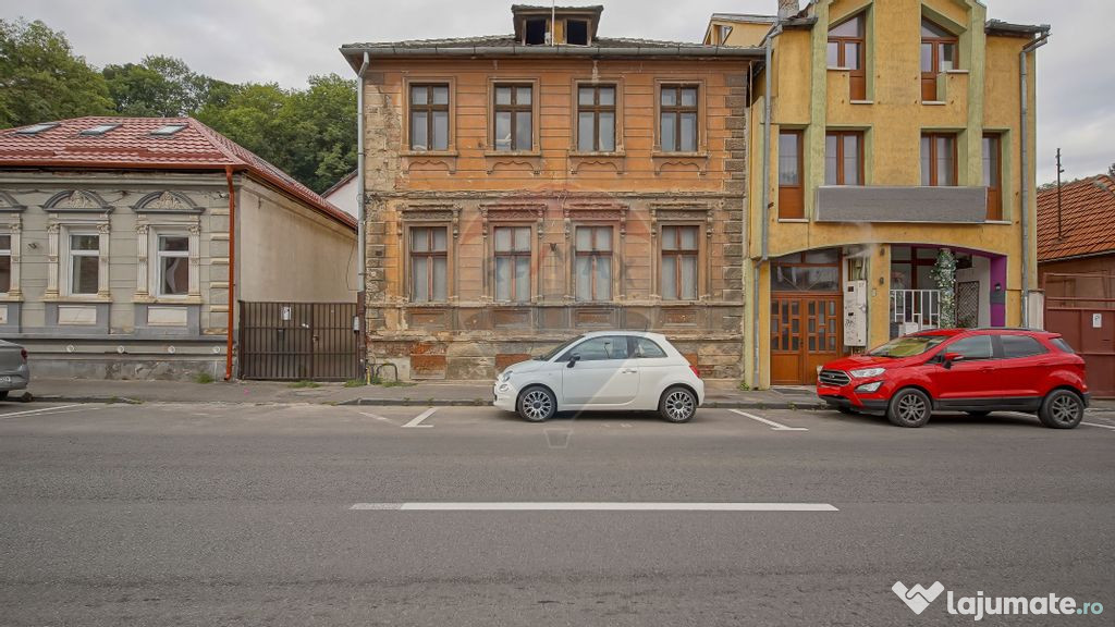 Vilă pe str Alexandru Ioan Cuza, 10 camere, S + P + E, t...