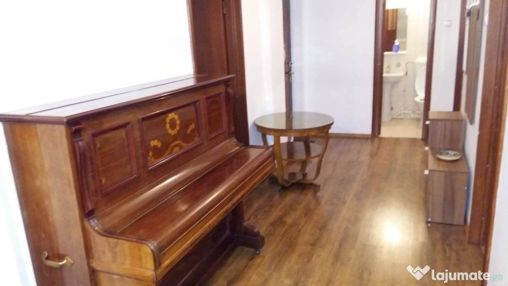 Inchiriez ap 4 camere spațios, in Centrul Pitestiului