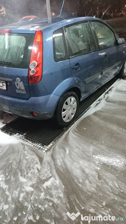 Ford Fiesta in stare bună de funcționare.
