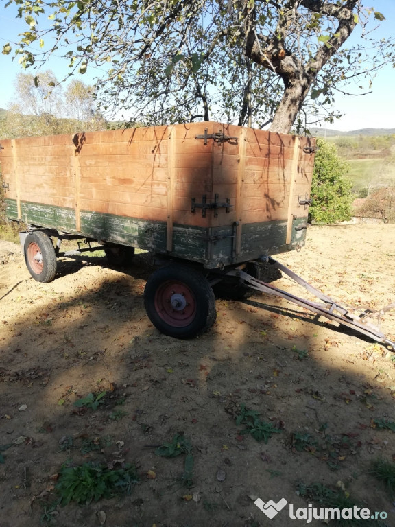 Remorca cu fräne fatä si spate