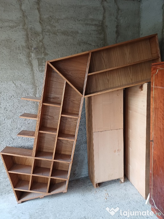 Corp bibliotecă, model deosebit.