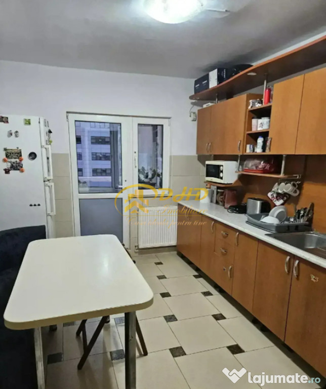 Vand apartament cu 3 camere, decomandat pe Poitiers