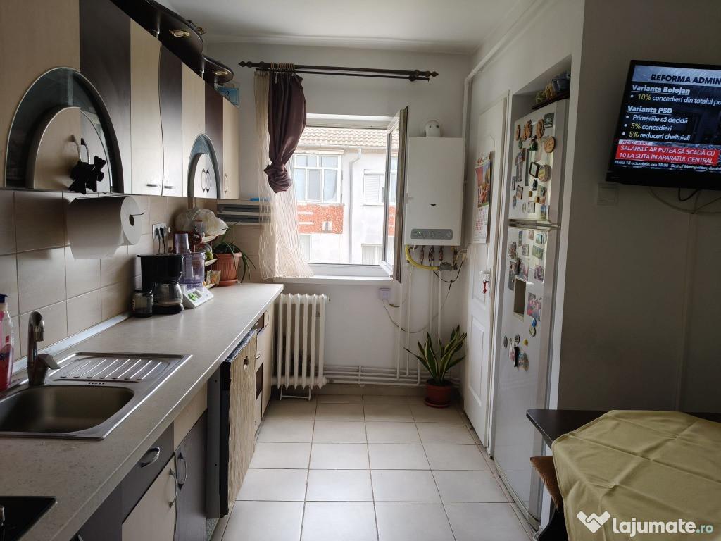 Apartament 4 camere, decomandat,zona Miorita