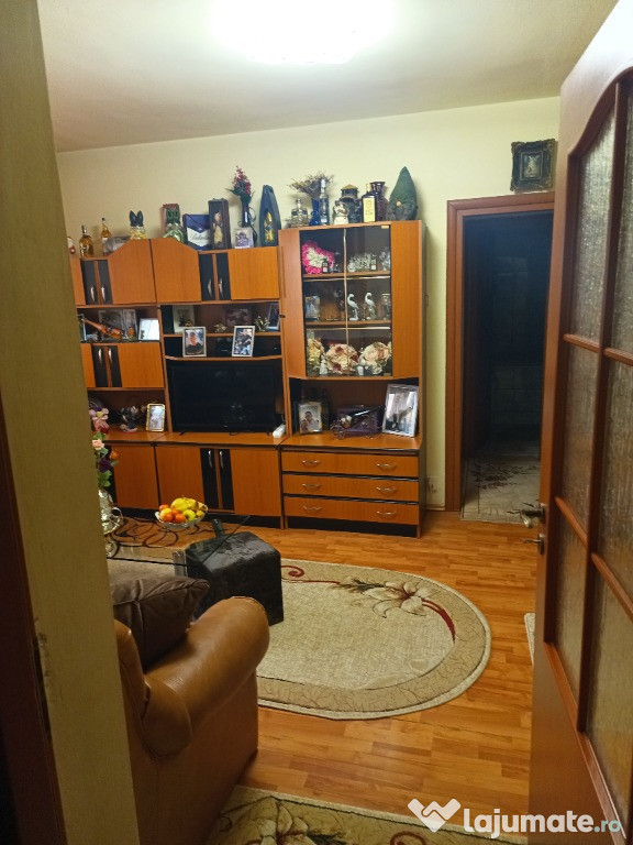 Vând ap cu 2 camere Oraș Hunedoara sau schimb cu casă la sat sau comîn