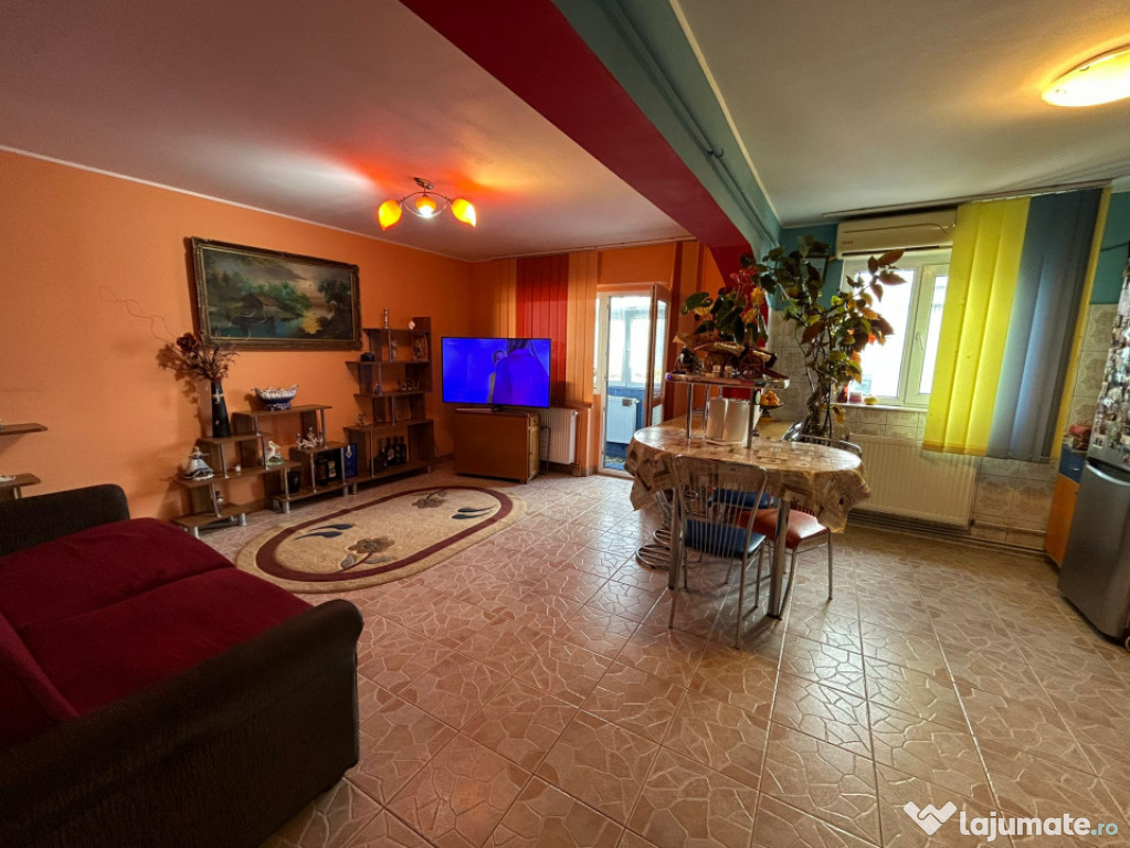 - Apartament 3 camere decomandat, zona Calarasilor.