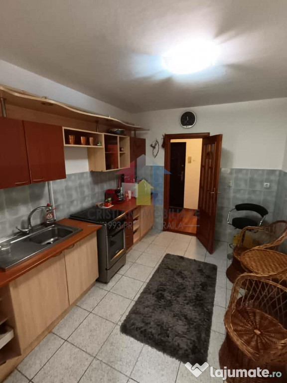 LIBER 3 camere, parter cu balcon 14 m, Semimobilat, Garii