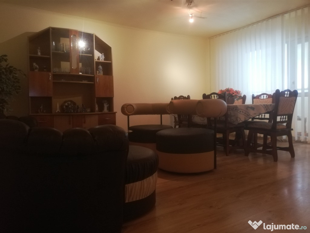 Apartament 3 camere de închiriat