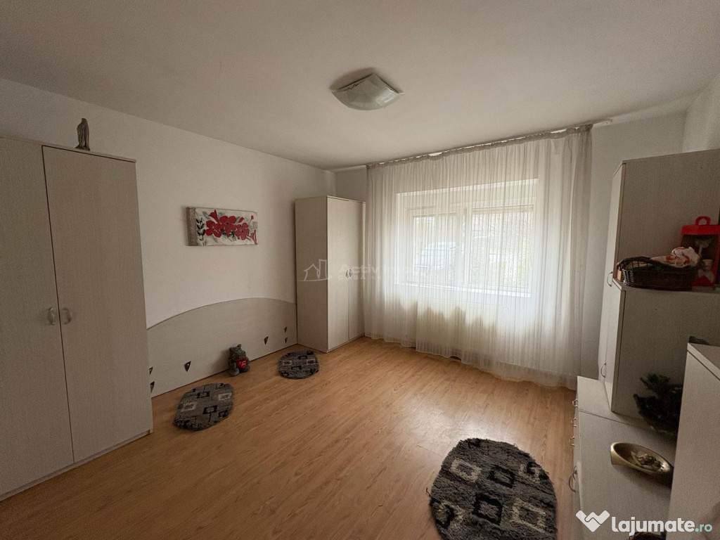 Bocsa Romana, Casa 8 Incaperi, Strada Principala.