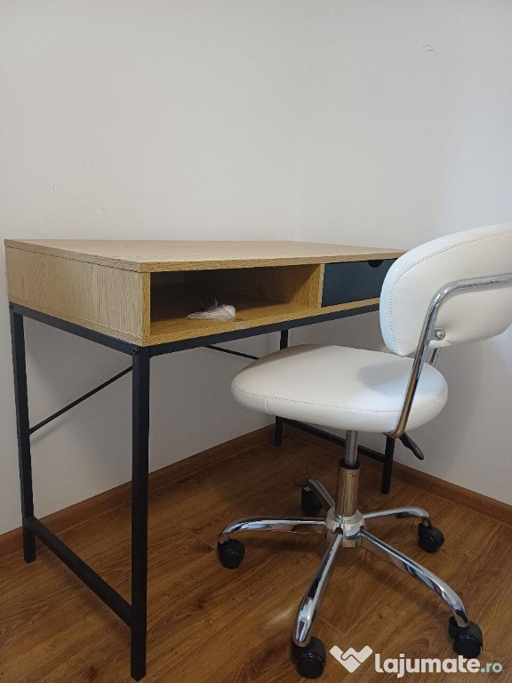 De vanzare birou din lemn.
