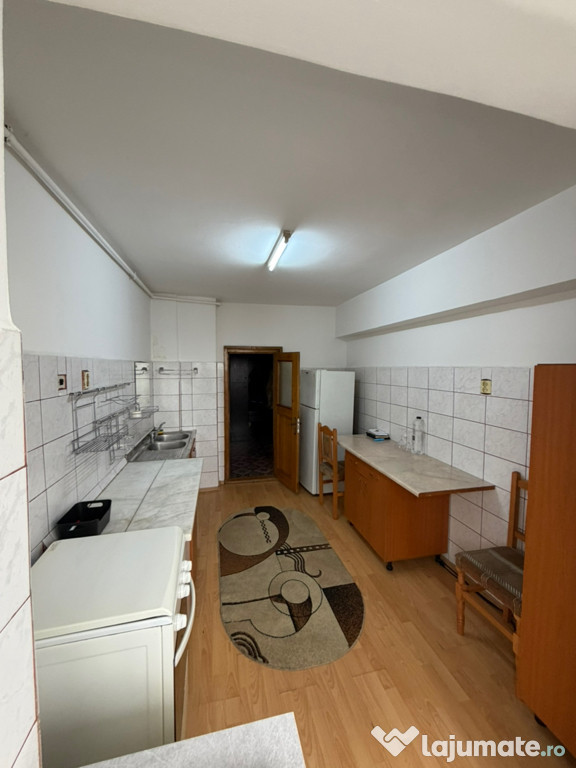 Inchiriez apartament cu 3 camere