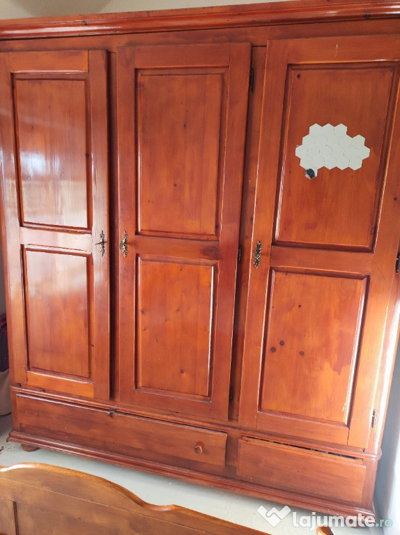 Mobila veche din lemn