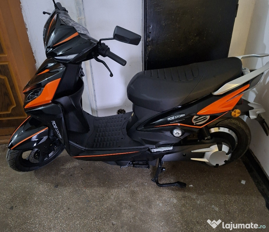 De vanzare Scuter Storm 2025