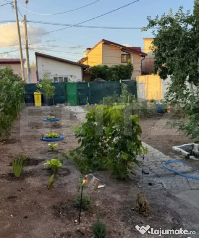 Teren 370 m² cu casă demolabilă, curent, apă, gaz, canal