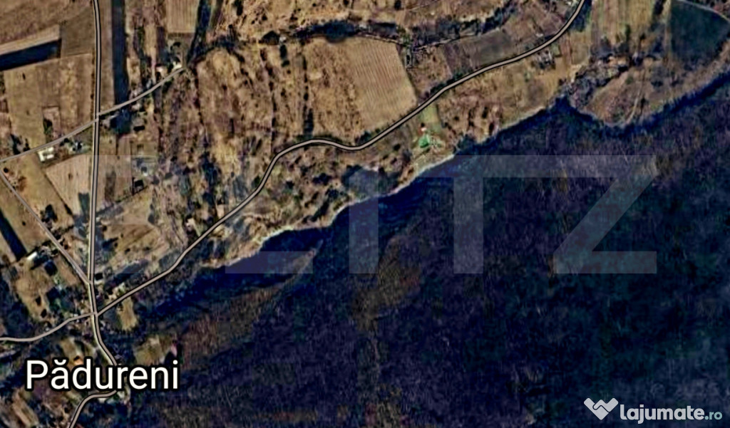 Teren intravilan 11600mp,drum asfaltat, situat in Padureni