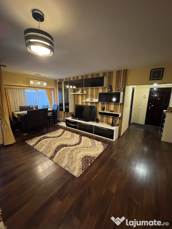 Vand apartament cu 4 camere