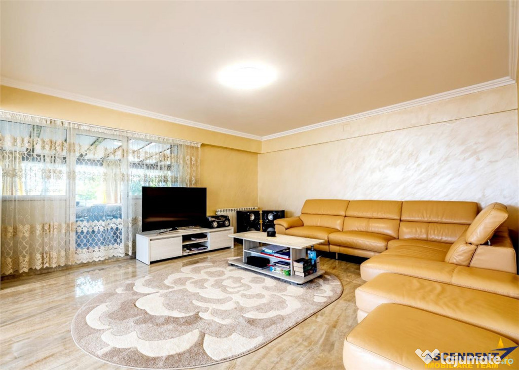 Vila luminoasa, gradina proprie, priveliste panoramica spre