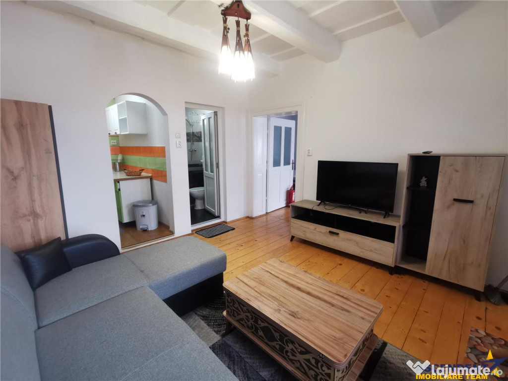 Apartament cu 2 camere la cas#259;, cu curte #537;i parcare,