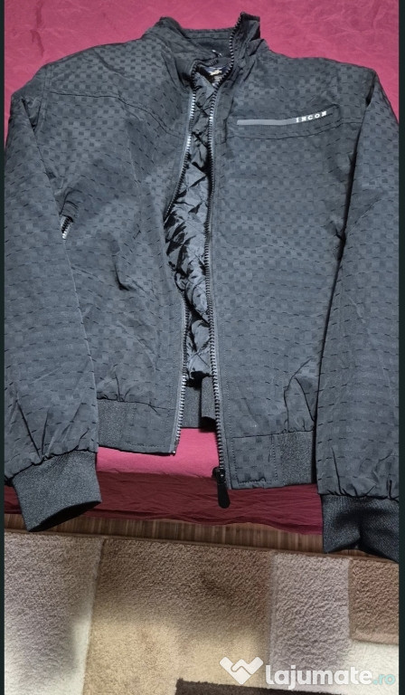 Geaca impermeabila nouă