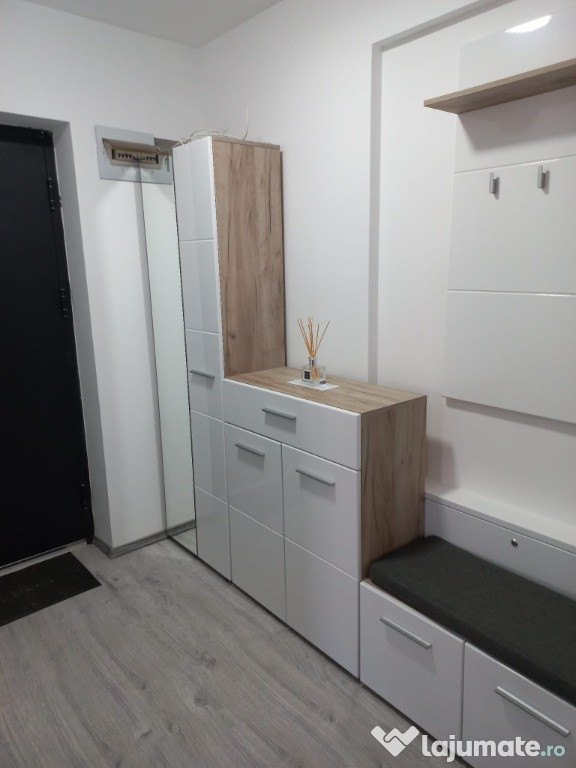 Inchiriez apartament zona Uniri