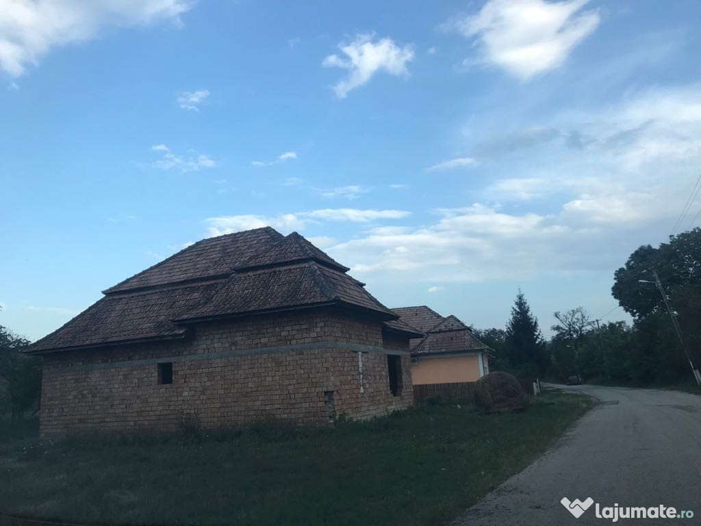 Casa in rosu farau