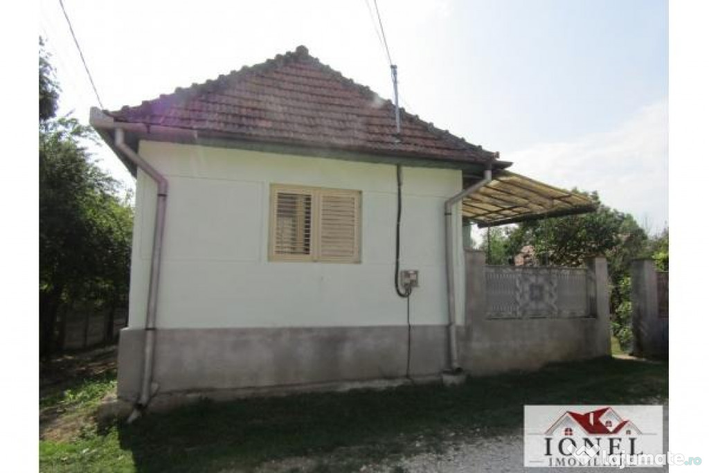 Casa 800 mp teren situata in Cetea