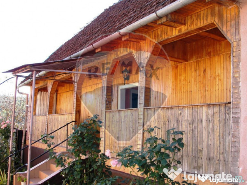 Casa noua + casa traditionala din lemn la poalele muntilo...