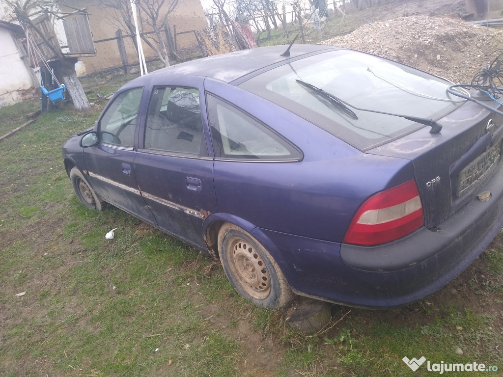 Dezmembrez Opel Vectra B
