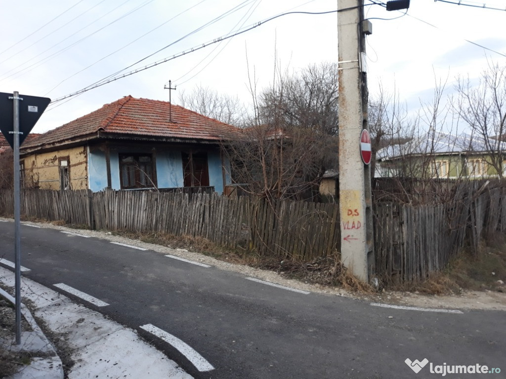 Casă bătrânească la ţară.