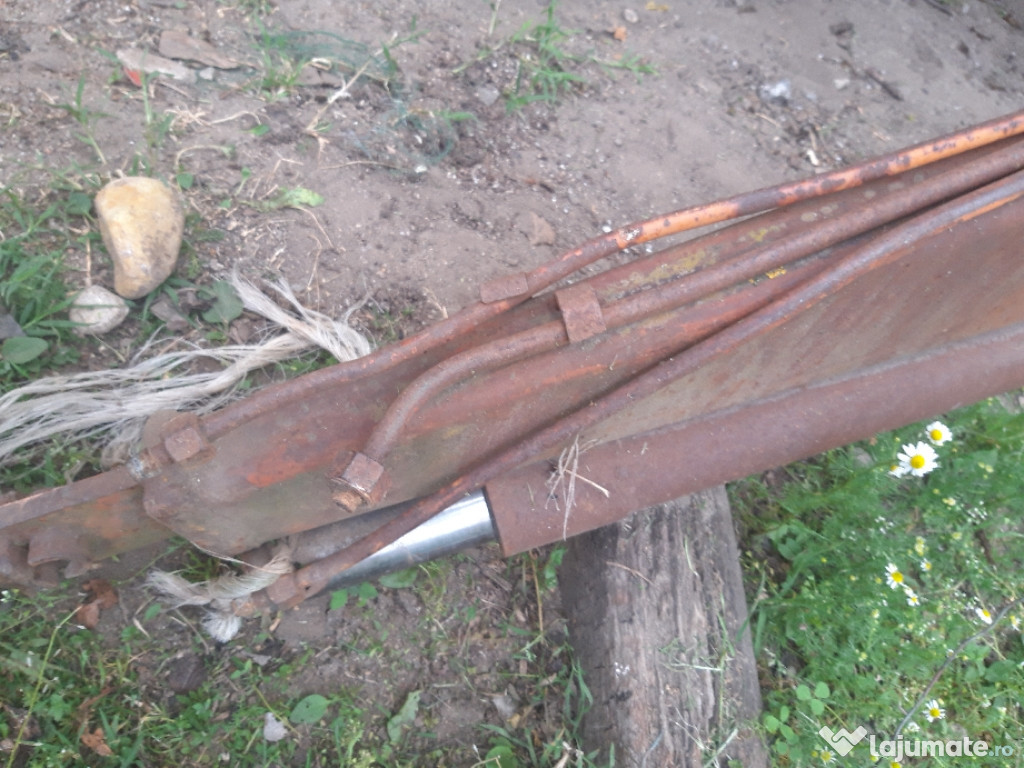 Brat escavator pentru tractor