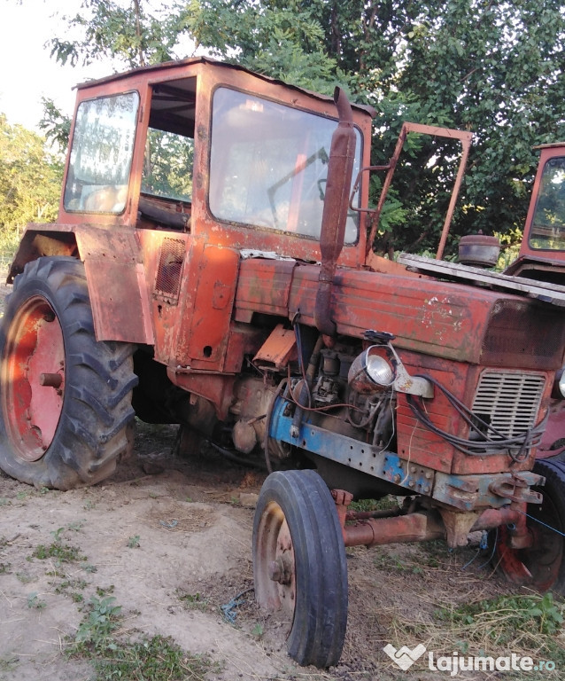 Tractor U650 plug de arat și motopompa de irigat