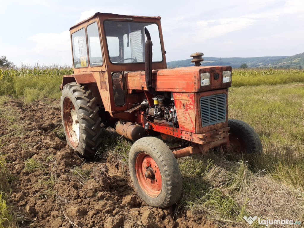 Tractor Universal 650