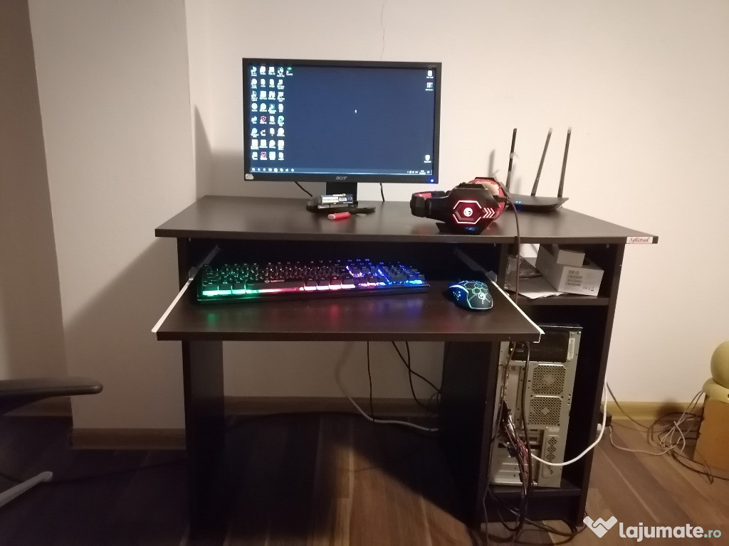 Dau pc, monitor, birou, scaun, tastatura, mouse și căști