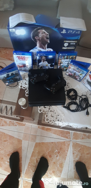 PS4 Slim ,2 manete și 7jocuri