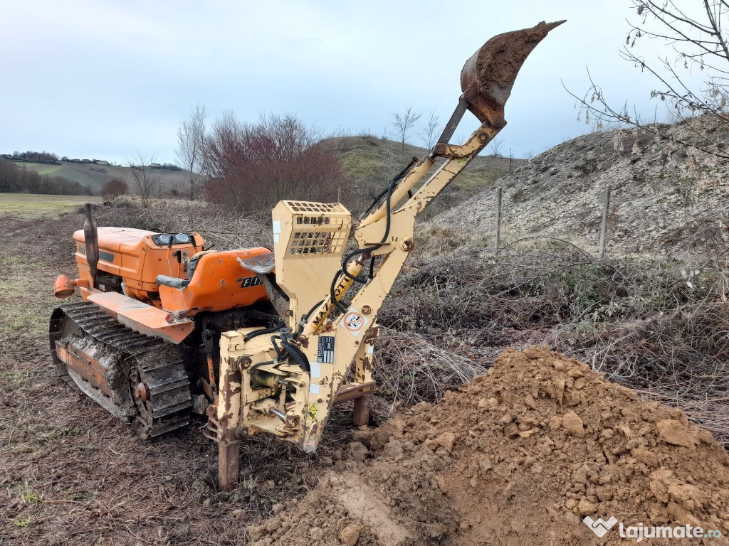 Brat retroexcavator tractor